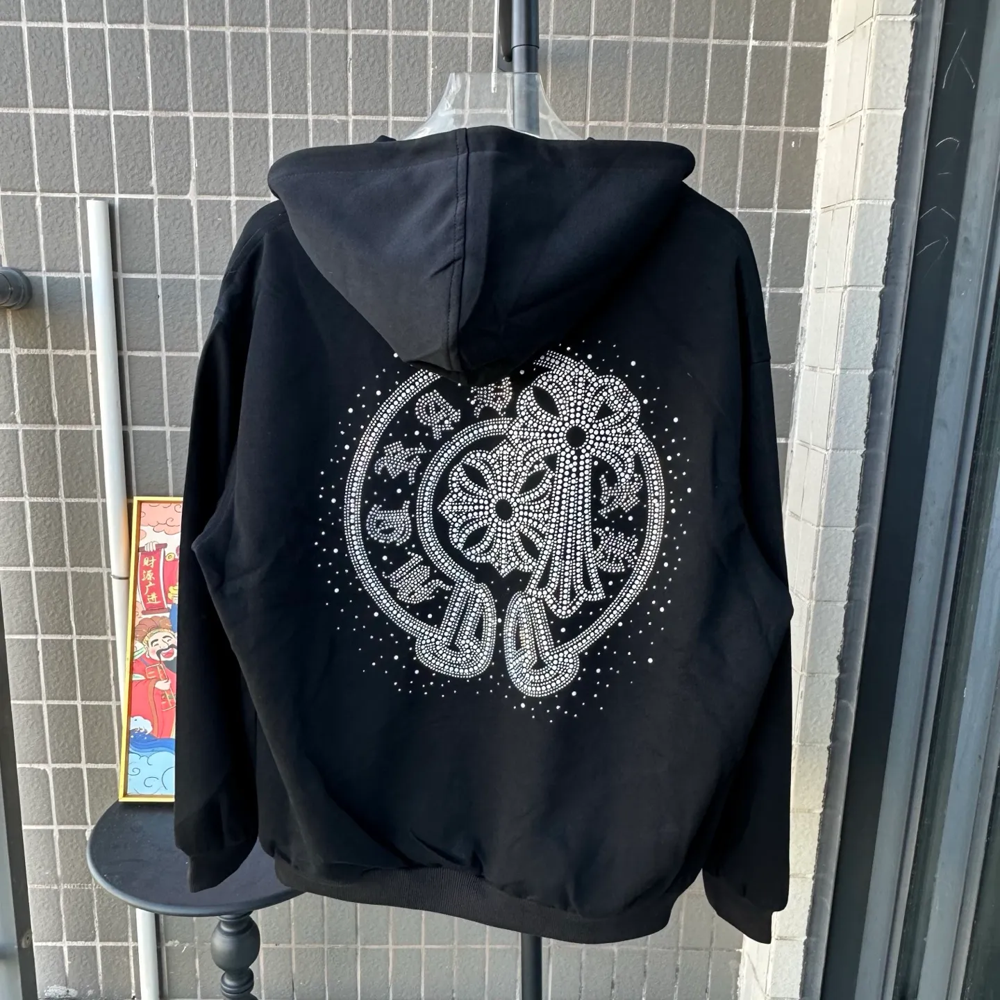 P320 Style No.: TT107 𝗖𝗵𝗿𝗼𝗺𝗲 𝗛𝗲𝗮𝗿𝘁𝘀/Cro Heart 2025 Washable Watercolor Diamond Stickers Autumn and Winter New Original Single Counter American Laser Diamond Stickers 3D Three-dimensional Color Embroidery Couple Casual Cardigan Sweatshirt 👑The highest version! Customized fabric 480g tripe terry fabric! American acid-washed and distressed original fabric, laser-burned pattern ✟Colored diamond hardware stickers, exquisite embroidery of letters! The best-selling model in the counter, very comfortable to wear. Accessories: original molded and authenticated collar label➕100% silk wash label. Genuine purchase-grade original hangtag➕matching hanging rope���3D hanging beads➕original packaging bag. Craftsmanship: The original version has consistent wiring! The highest version of the armhole matching technique! Color: Black Size: S M L XL